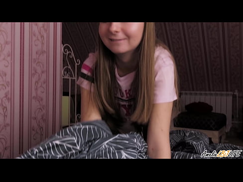 ❤️ Blondina îi suge adânc prietenei ei și primește spermă în gură ❌  at porn ro.bestsexporno.ru ❤