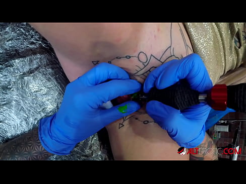 ❤️ Sully Savage, o bunăciune extrem de tatuată, și-a făcut un tatuaj pe clitorisul ei ❌  at porn ro.bestsexporno.ru ❤