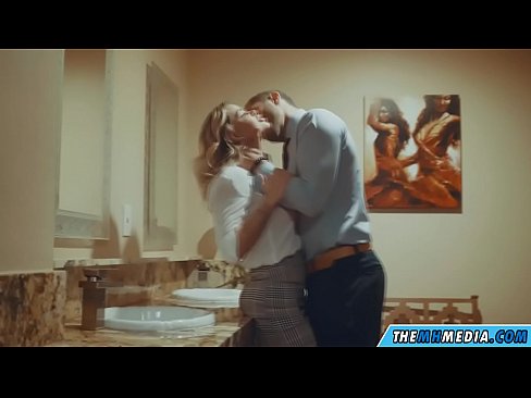 ❤️ Când o blondă cu sânii mari te seduce într-o toaletă publică ❌  at porn ro.bestsexporno.ru ❤